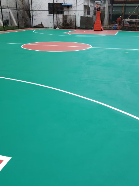 龙凤 球场长期使用易出现地面开裂
